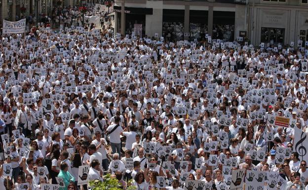 Manifestantes en la plaza de la Constitución. 