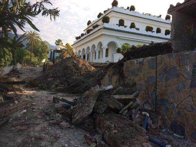 Obras de demolición del muro que estaba en riesgo de derrumbe. 