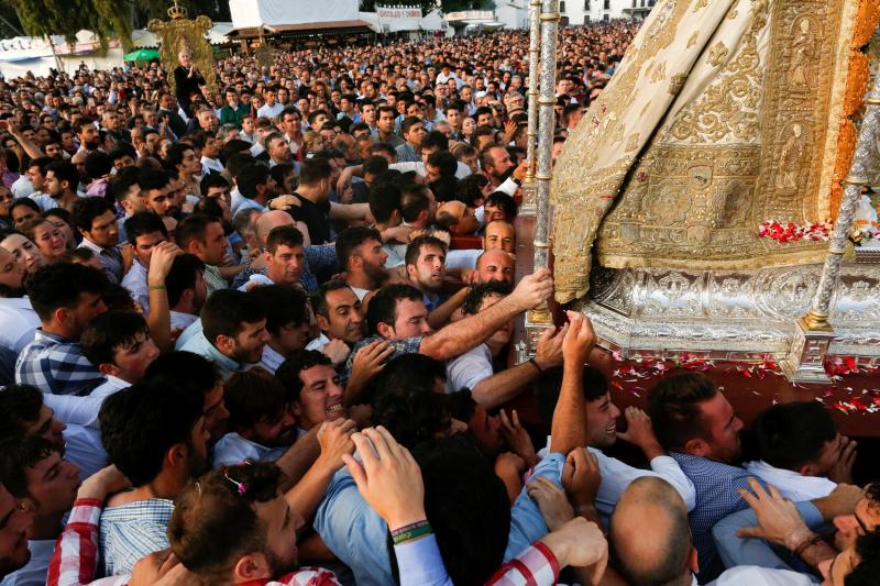 El tradicional 'salto de la reja' se produjo a las 2.53 horas, tras lo cual la imagen de la Virgen del Rocío inició un recorrido por la aldea entre salves, vivas y cantes