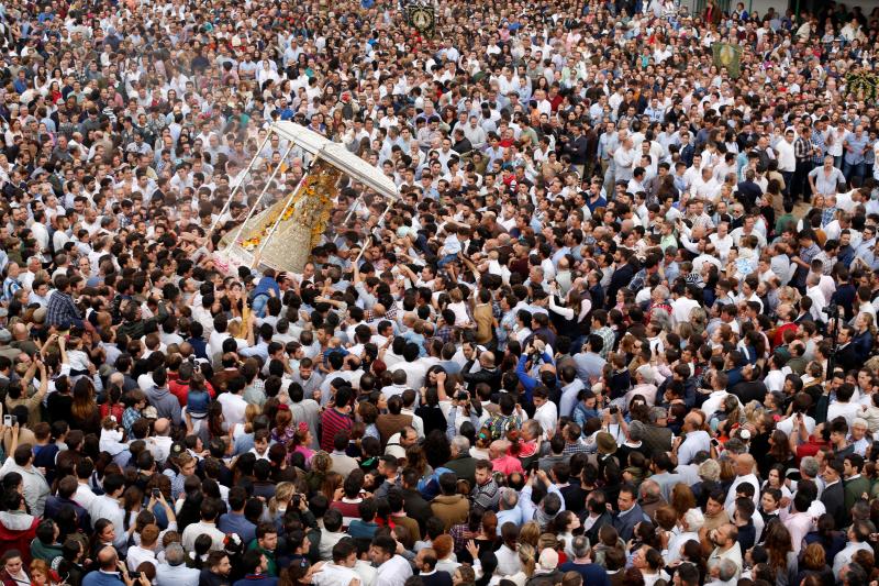 El tradicional 'salto de la reja' se produjo a las 2.53 horas, tras lo cual la imagen de la Virgen del Rocío inició un recorrido por la aldea entre salves, vivas y cantes