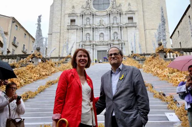 Torra ayer en Gerona, en su primera visita oficial, junto a la alcaldesa Marta Madrenas. :: efe