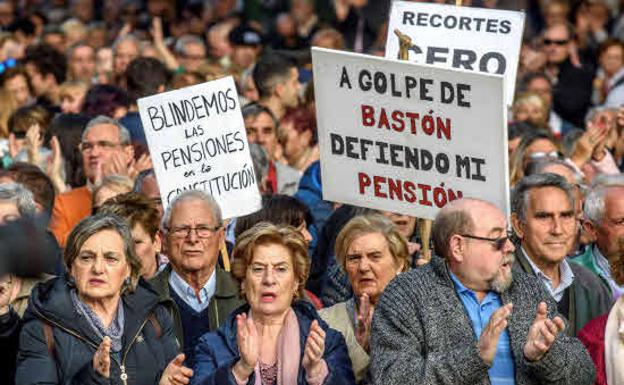 Los jubilados vascos se manifiestan en Bilbao en demanda de pensiones «dignas».
