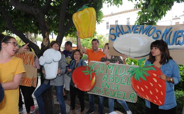 Más de 800 padres exigen en Marbella la continuidad de los comedores escolares con cocina municipal