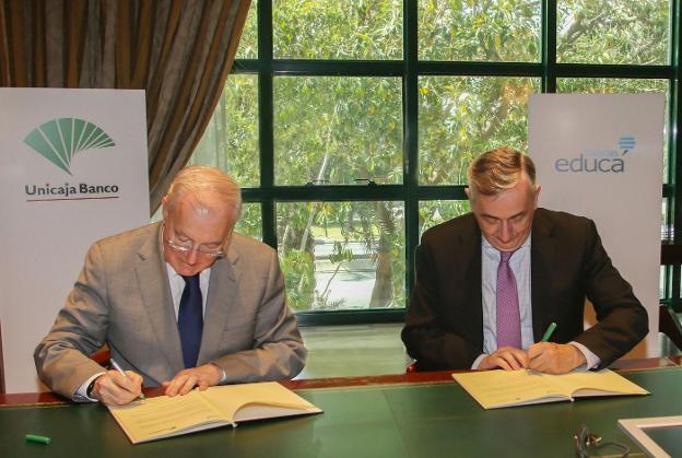 Manuel Azuaga y Carlos Ocaña, durante la firma del acuerdo. :: sur