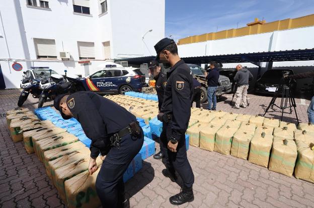 La Policía inspecciona un alijo de hachis incautado el pasado abril en el Campo de Gibraltar. 