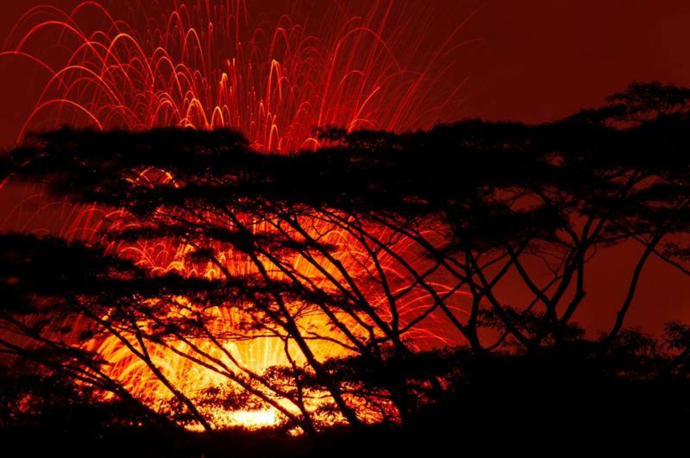 El volcán Kilauea, situado en Hawái (Estados Unidos), entró de nuevo en erupción en las últimas horas, después de hacerlo por primera vez el 3 de mayo, amenazando ahora una planta geotérmica que suministra el 25 % de la energía de la isla.