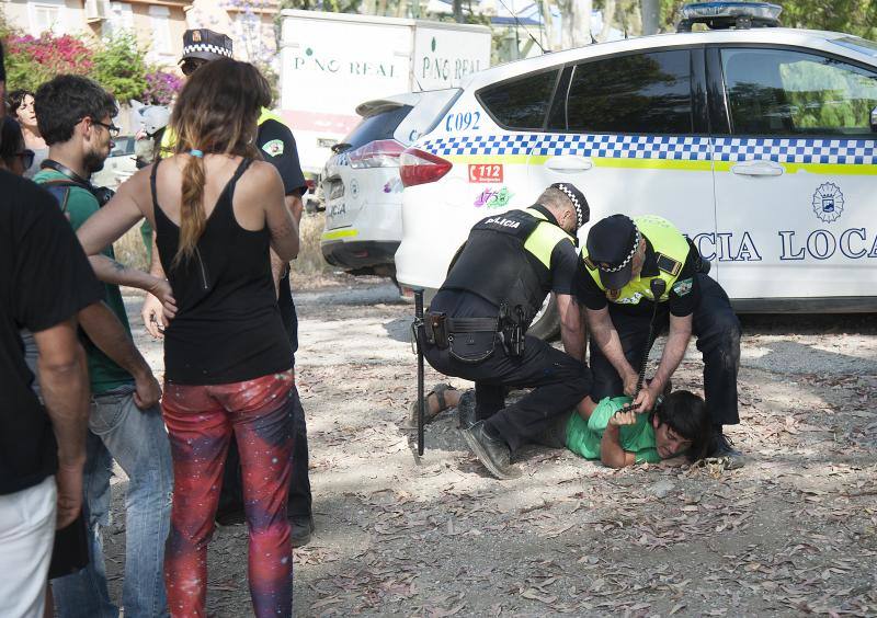 Los ecologistas que estaban acampados en los terrenos de Arraijanal en protesta por la construcción de la ciudad deportiva del Málaga han sido desalojados. Estas son las imágenes del momento.