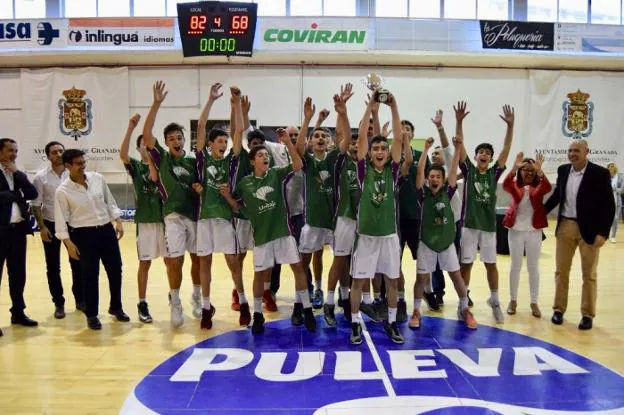 Los jugadores levantan el trofeo en el pabellón Veleta de Granada. :: sur