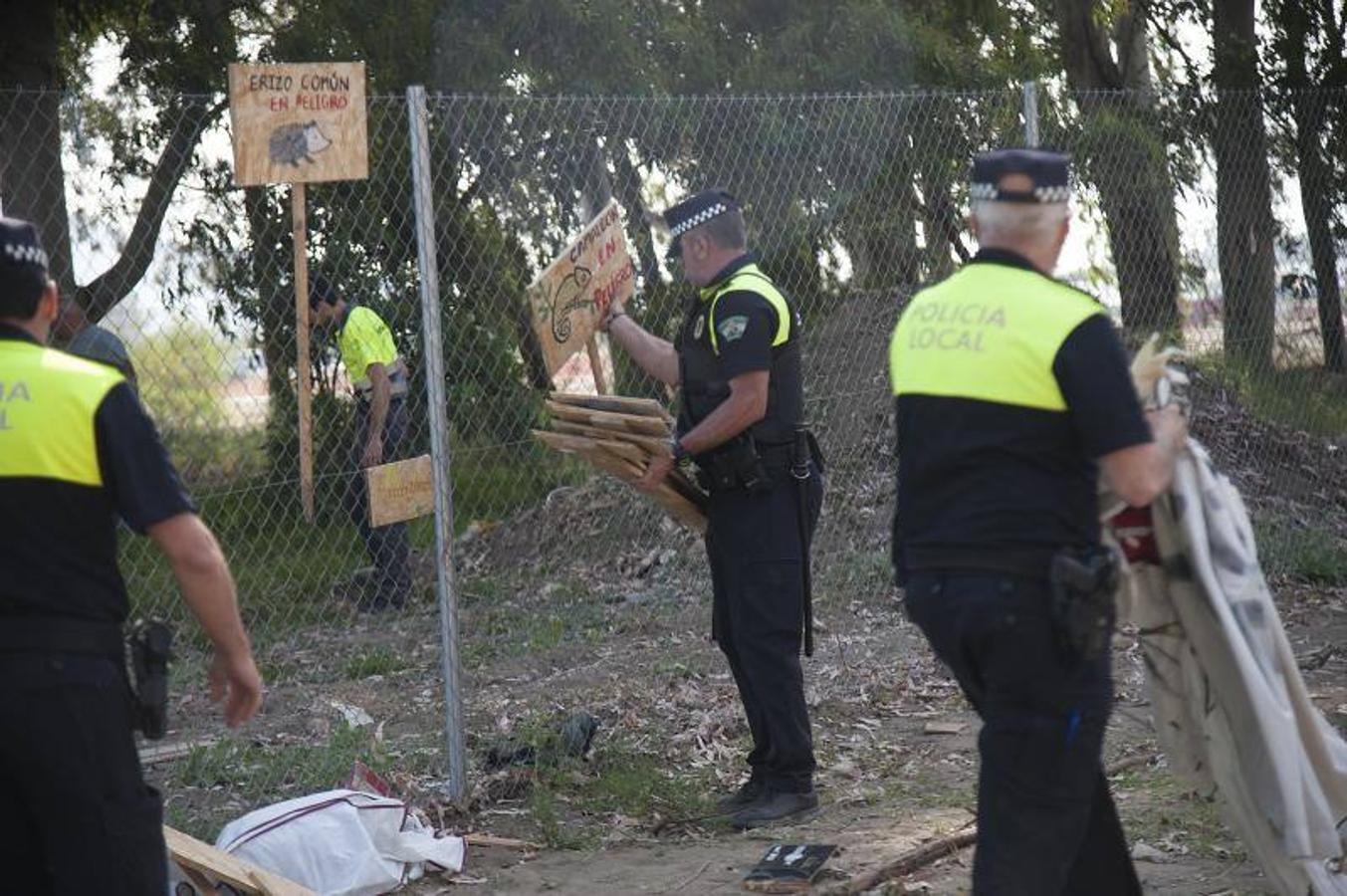 Los ecologistas que estaban acampados en los terrenos de Arraijanal en protesta por la construcción de la ciudad deportiva del Málaga han sido desalojados. Estas son las imágenes del momento.