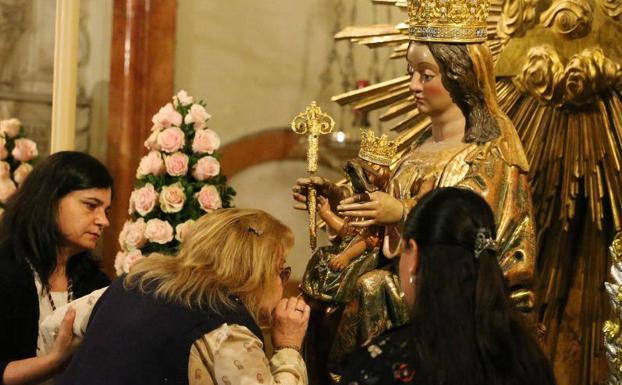 La Virgen de la Victoria, en besamanos.