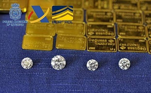 Intervenidos 4 diamantes y 720 monedas de oro en una operación contra el blanqueo con un detenido en Marbella