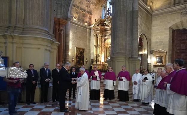El Cabildo de la Catedral de Málaga entrega su medalla a la Virgen de la Victoria