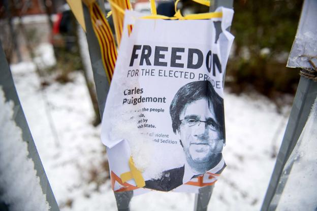 Un cartel pidiendo la libertad de Puigdemont. :: D. Reinhardt / AFP