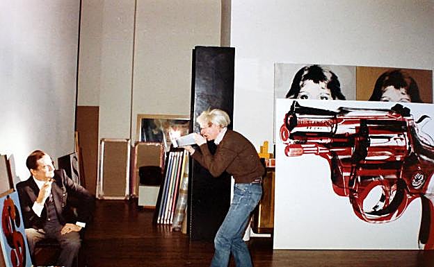 El escultor malagueño posa en 1981 para Andy Warhol en The Factory.l