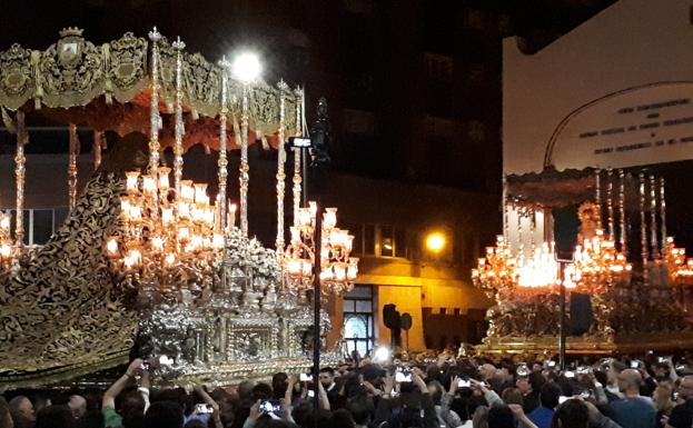 Histórico encuentro en Málaga entre la Virgen de los Dolores de la Expiración y la Virgen de la Esperanza