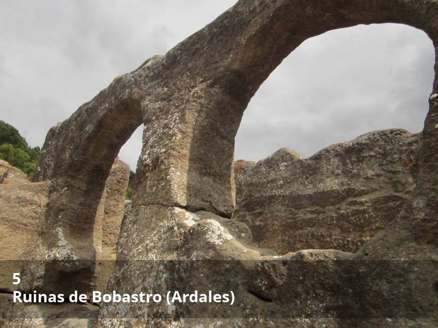 A un paso del Caminito del Rey aguarda una de las historias más apasionantes del antiguo Al-Ándalus, la que protagonizó Omar Ben Hafsún, el rebelde muladí que desafió el poder de los Omeyas entre los últimos años del siglo IX y los primeros del X. Todo el reportaje completo  aquí