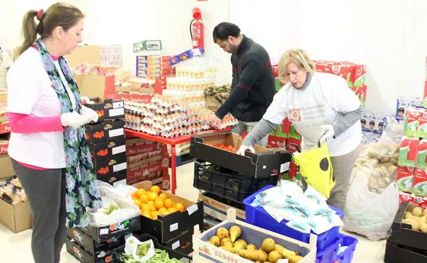 Voluntarios de Bancosol clasificando alimentos recogidos. 