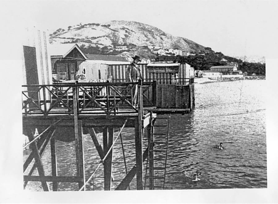 Hasta la inauguración del Balneario de los Baños del Carmen, en 1918 siguiendo el concepto de Santander o San Sebastián, hombres y mujeres se bañaban por separado, en albercas de agua templada y en espacios cerrados