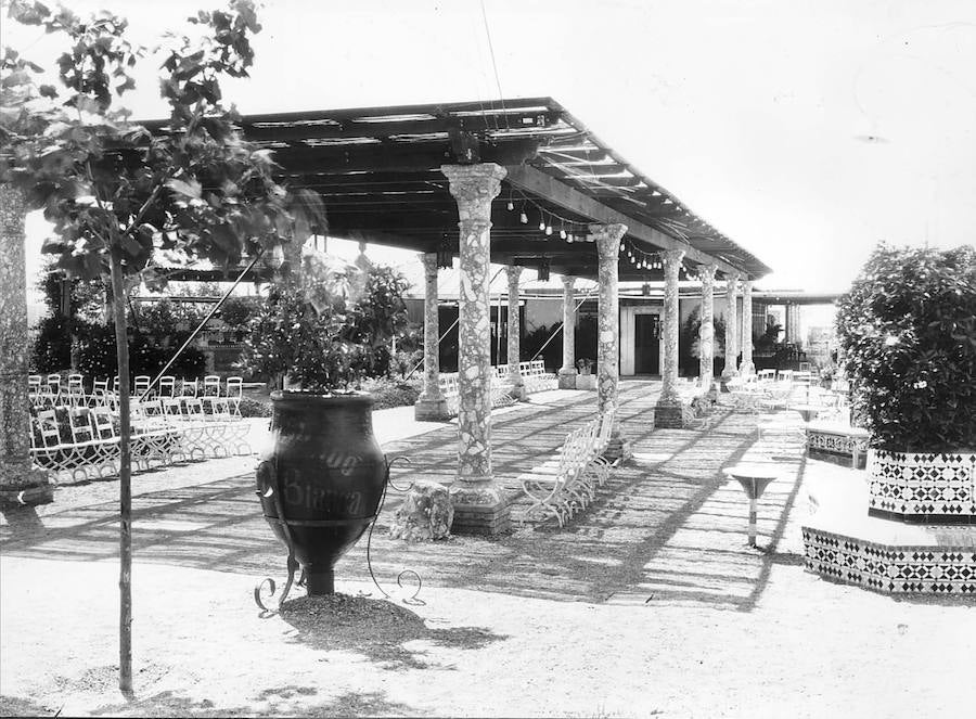 Hasta la inauguración del Balneario de los Baños del Carmen, en 1918 siguiendo el concepto de Santander o San Sebastián, hombres y mujeres se bañaban por separado, en albercas de agua templada y en espacios cerrados