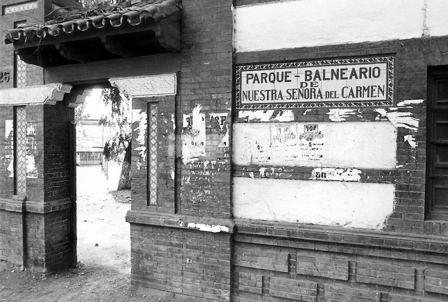 Hasta la inauguración del Balneario de los Baños del Carmen, en 1918 siguiendo el concepto de Santander o San Sebastián, hombres y mujeres se bañaban por separado, en albercas de agua templada y en espacios cerrados