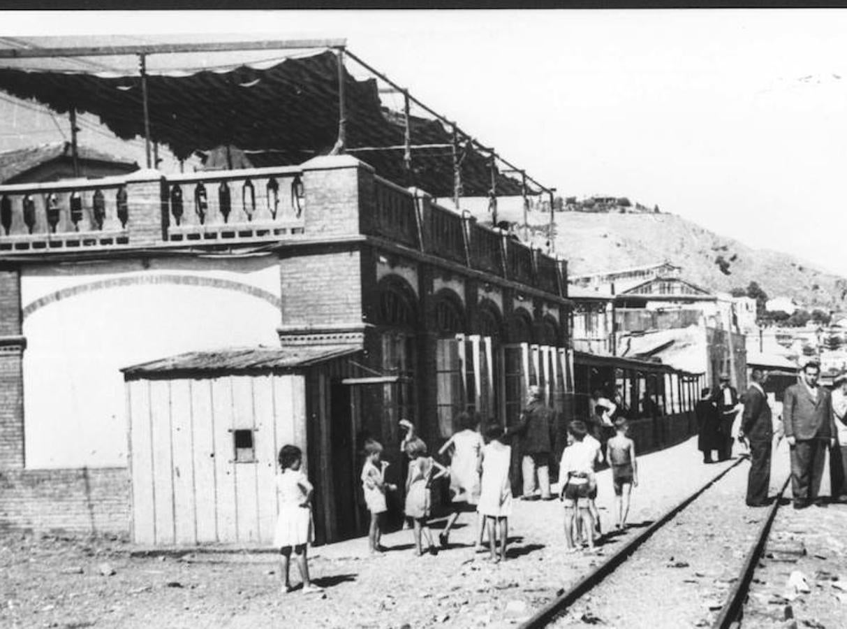 Hasta la inauguración del Balneario de los Baños del Carmen, en 1918 siguiendo el concepto de Santander o San Sebastián, hombres y mujeres se bañaban por separado, en albercas de agua templada y en espacios cerrados