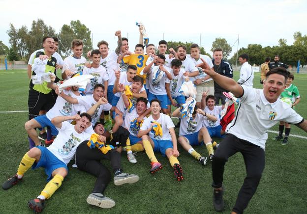 El equipo juvenil del Guadalmar celebra el ascenso. :: salvador salas