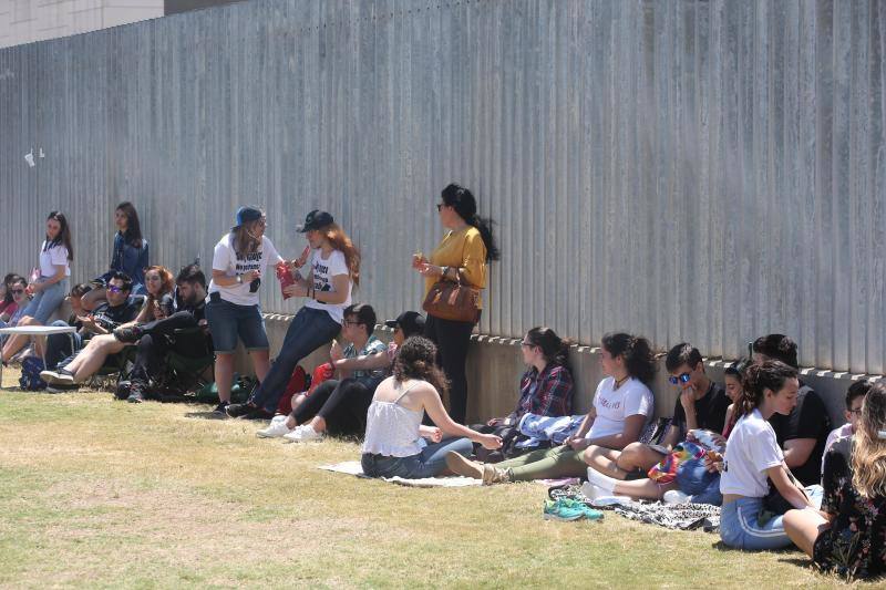 Cientos de personas aguardan desde primera hora del día el inicio del espectáculo 