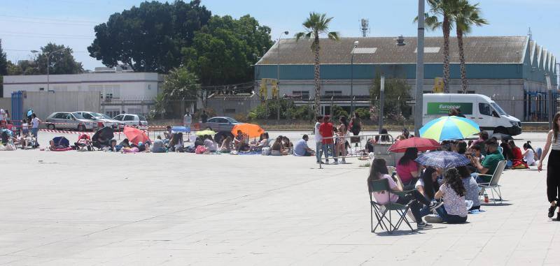 Cientos de personas aguardan desde primera hora del día el inicio del espectáculo 