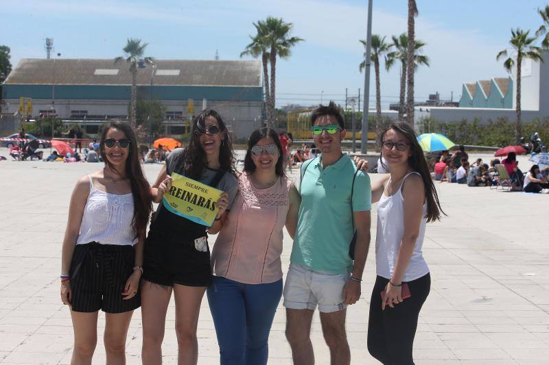 Cientos de personas aguardan desde primera hora del día el inicio del espectáculo 