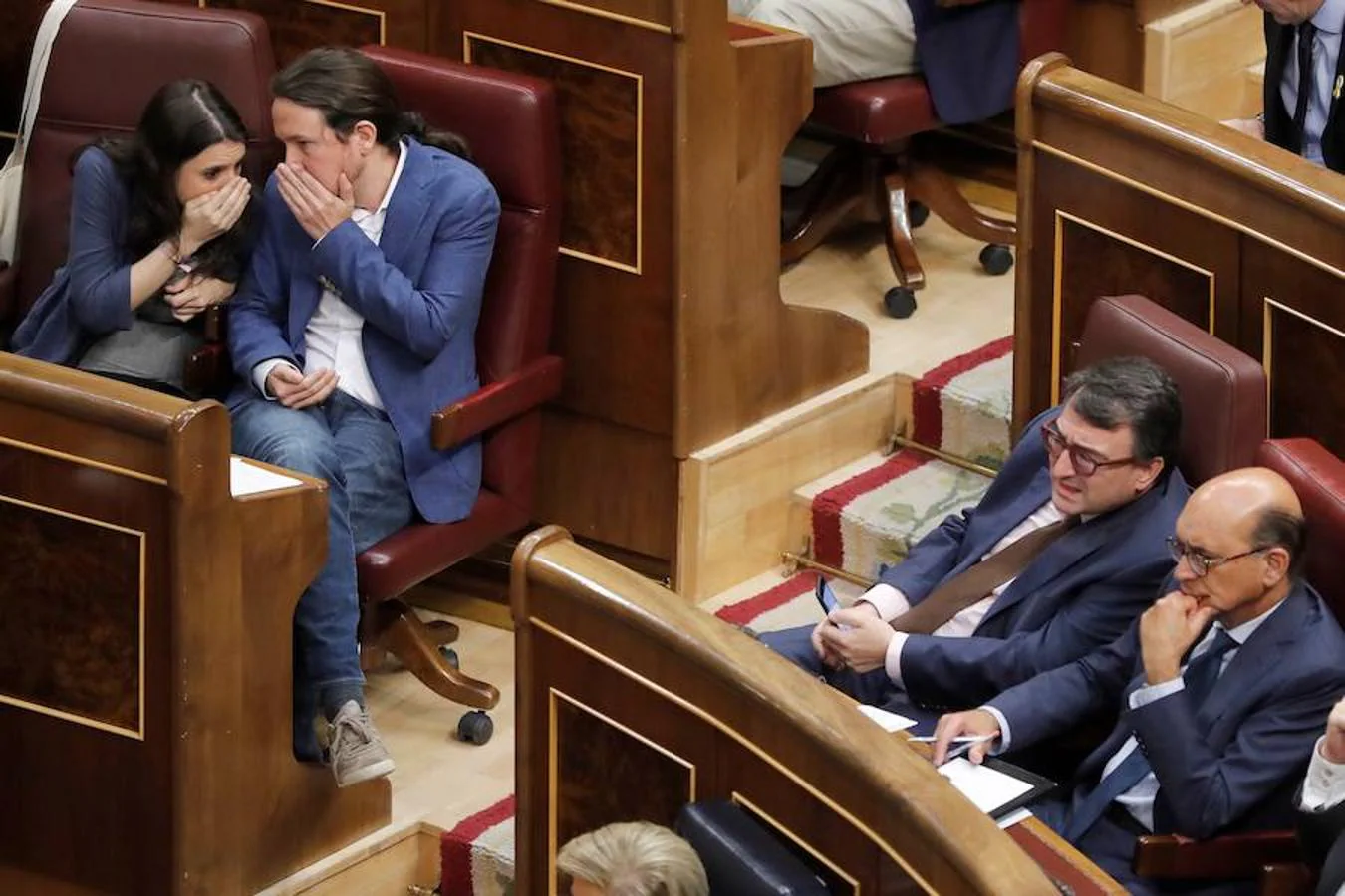 El PNV facilita el éxito de la moción y Pedro Sánchez se hace con la Presidencia del Gobierno.