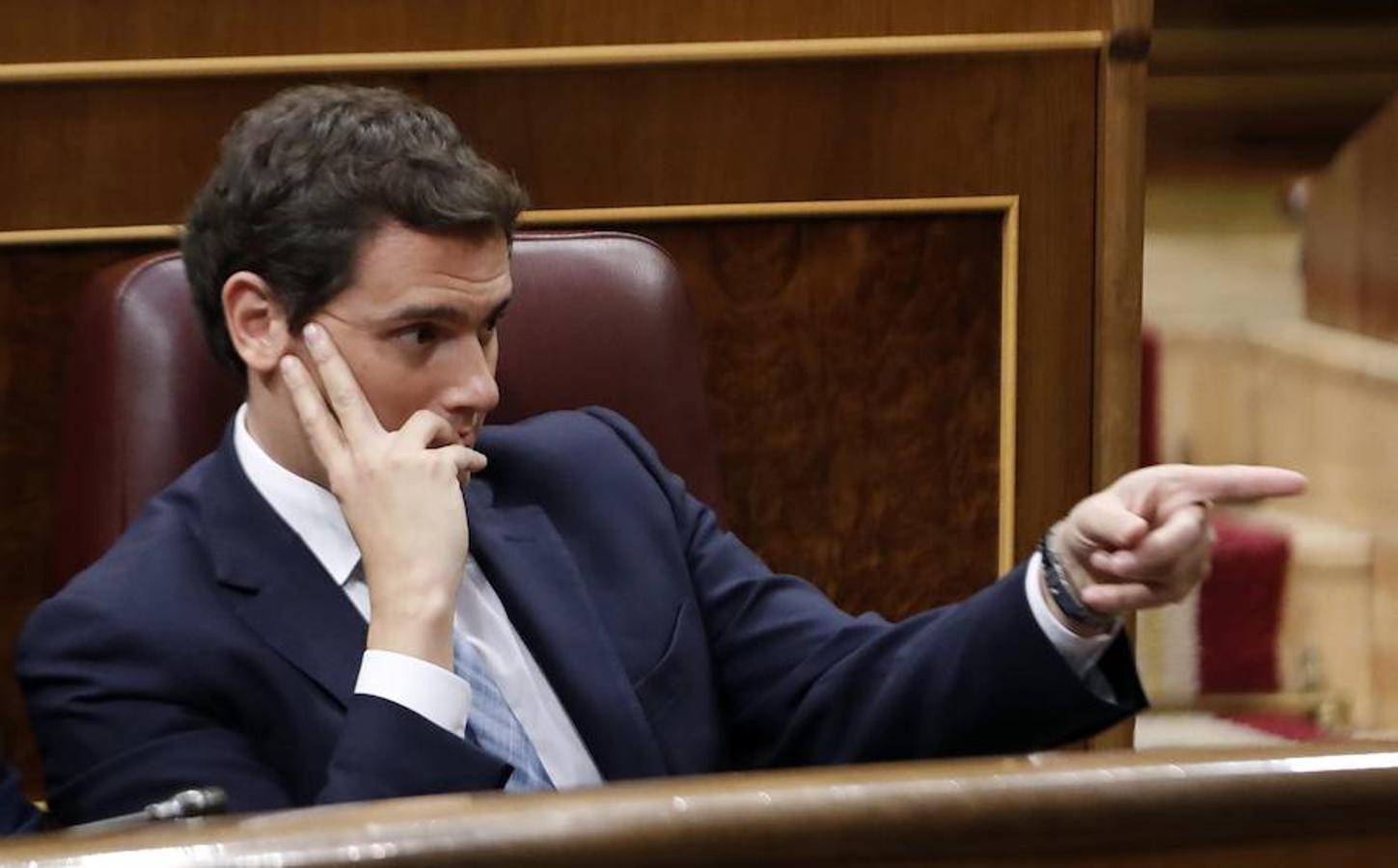 El PNV facilita el éxito de la moción y Pedro Sánchez se hace con la Presidencia del Gobierno.