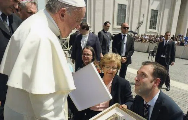 Palomo entrega al Papa un cuadro con los titulares de Estudiantes. 