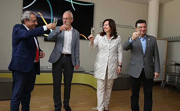 Imagen principal - Narváez, Reichel, Mar Martín Rojo y Molina brindan tras el acto. Ana Luque, jefa de gabinete del Rectorado de la UMA impone una biznaga de plata a Manuel. Manuel Molina entrega al rector José Ángel Narváez seis becas en Alemania para alumnos de la UMA