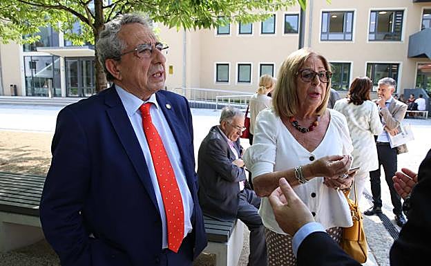 José Ángel Narváez y Adelaida de la Calle, en el instituto de Dresde donde se celebraron los actos