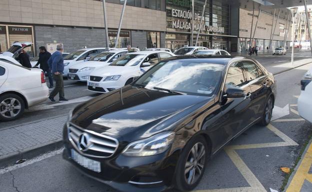 Una VTC, en la zona de precontratación de la estación de trenes María Zambrano. 