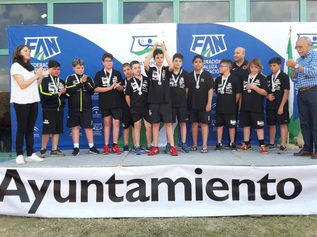 El capitán del equipo alevín levanta el trofeo de subcampeón . ::