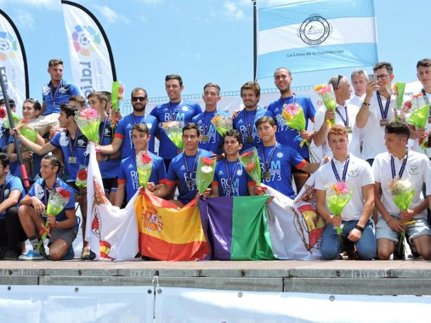 La tripulación juvenil, en el podio del campeonato celebrado en La Línea de la Concepción. :: sur
