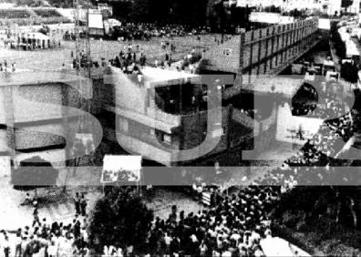 Imagen secundaria 1 - Arriba, Jackson en otro momento del concierto. Abajo, a la izquierda, colas a la entrada del Estadio de Marbella. A la derecha, Joan Manuel Serrat comiendo un bocata durante la actuación.