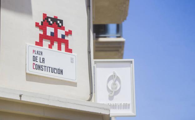 La Junta exige la retirada de 15 de los 29 mosaicos de Invader en Málaga. 