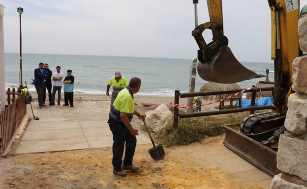 El Ayuntamiento de Mijas ya ha estado realizando trabajos de reposición en la playa El Bombo. 