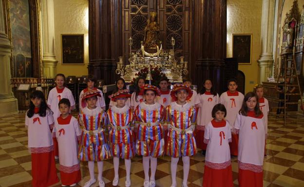 Escolanos de Santa María de la Victoria ante la Patrona. 