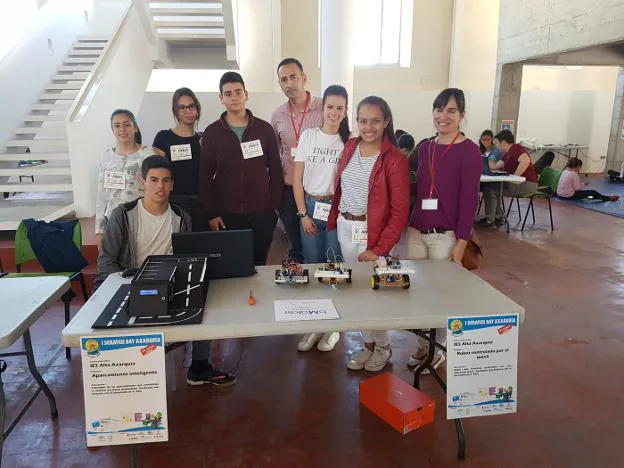 Alumnos de Robótica del IES Alta Axarquía de Periana con sus robots controlables desde el móvil. 