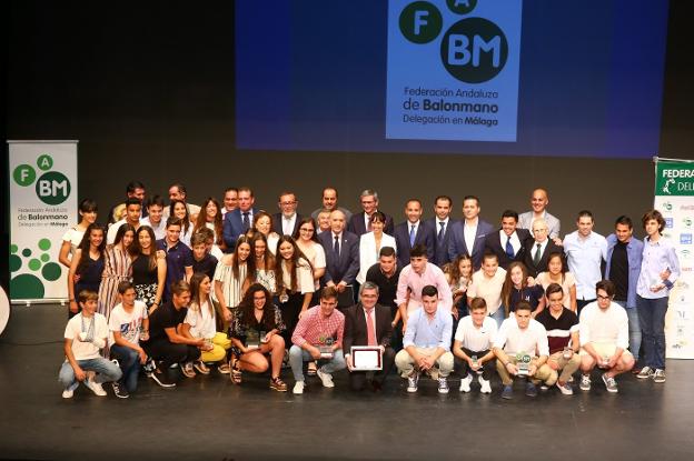 Todos los premiados ayer en la Gala del Balonmano Malagueño. :: sur