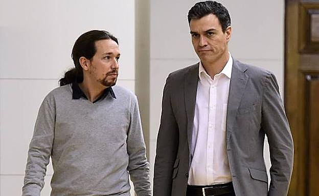 Pablo Iglesias (i) habla con Pedro Sánchez. 