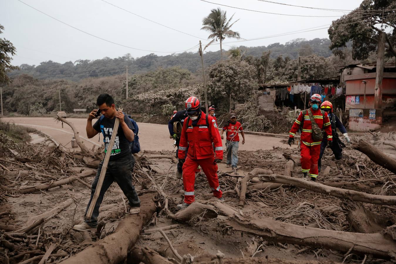 La erupción del volcán de Fuego en Guatemala ha causado al menos una treintena de muertos, aunque la cifra sigue aumentando. Las fuerzas de seguridad y salvamento se han movilizado para salvaguardar a los afectados que se cuentan por miles.