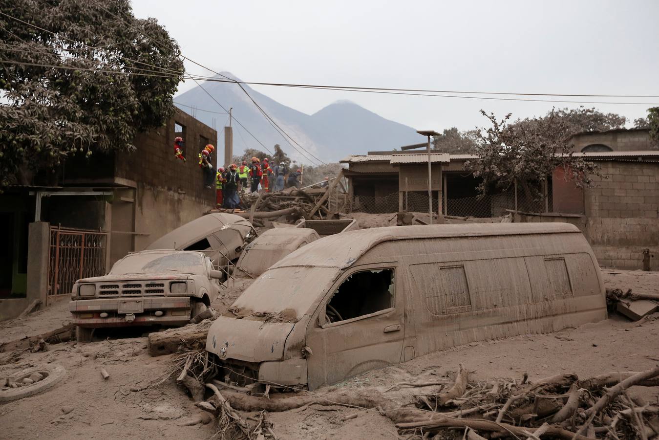 La erupción del volcán de Fuego en Guatemala ha causado al menos una treintena de muertos, aunque la cifra sigue aumentando. Las fuerzas de seguridad y salvamento se han movilizado para salvaguardar a los afectados que se cuentan por miles.