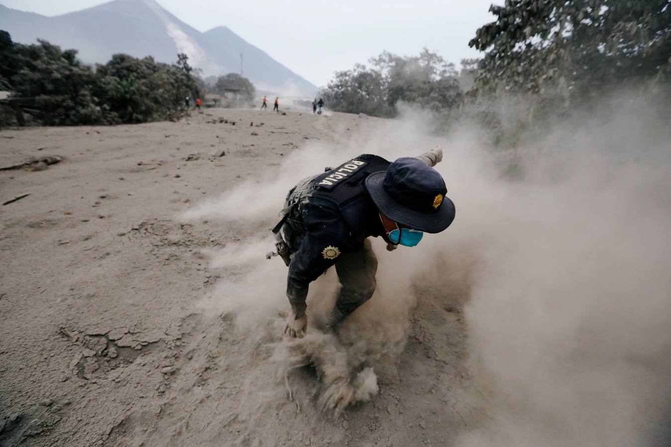 La erupción del volcán de Fuego en Guatemala ha causado al menos una treintena de muertos, aunque la cifra sigue aumentando. Las fuerzas de seguridad y salvamento se han movilizado para salvaguardar a los afectados que se cuentan por miles.