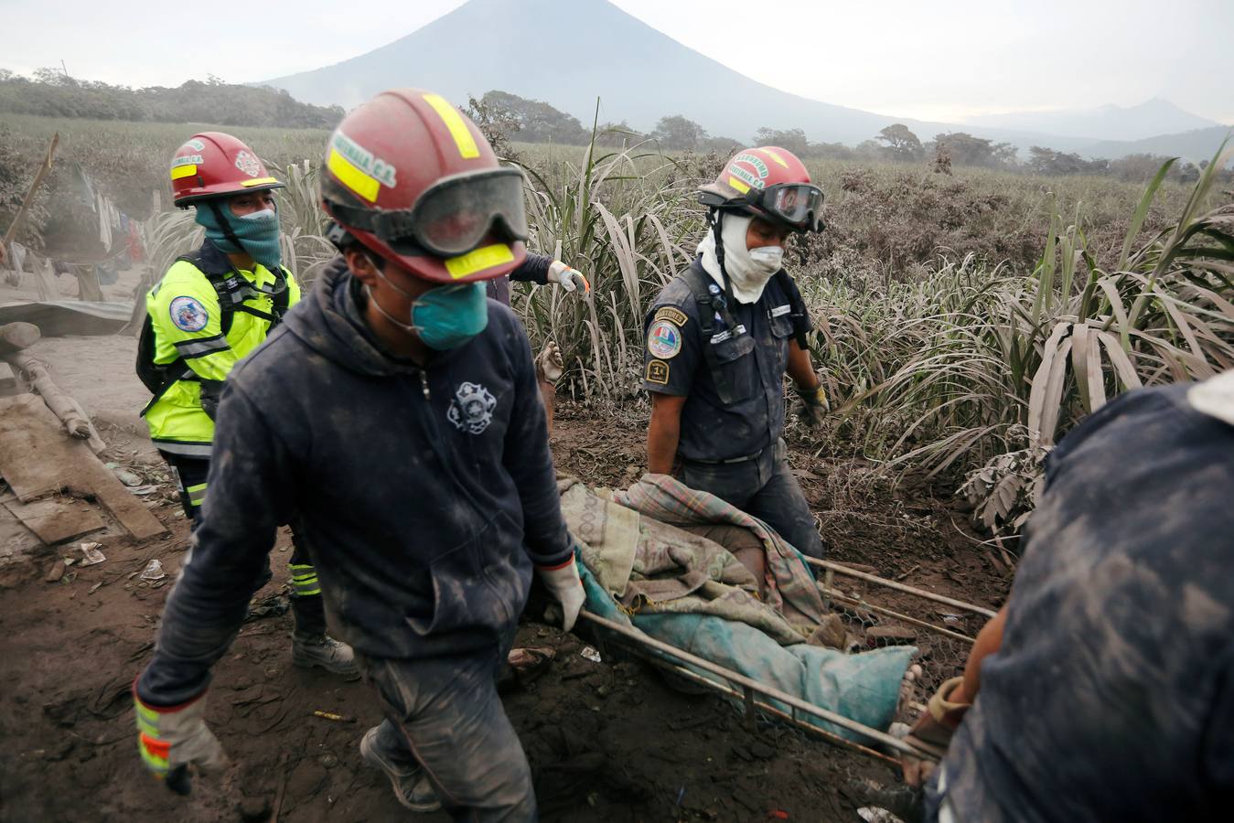 La erupción del volcán de Fuego en Guatemala ha causado al menos una treintena de muertos, aunque la cifra sigue aumentando. Las fuerzas de seguridad y salvamento se han movilizado para salvaguardar a los afectados que se cuentan por miles.