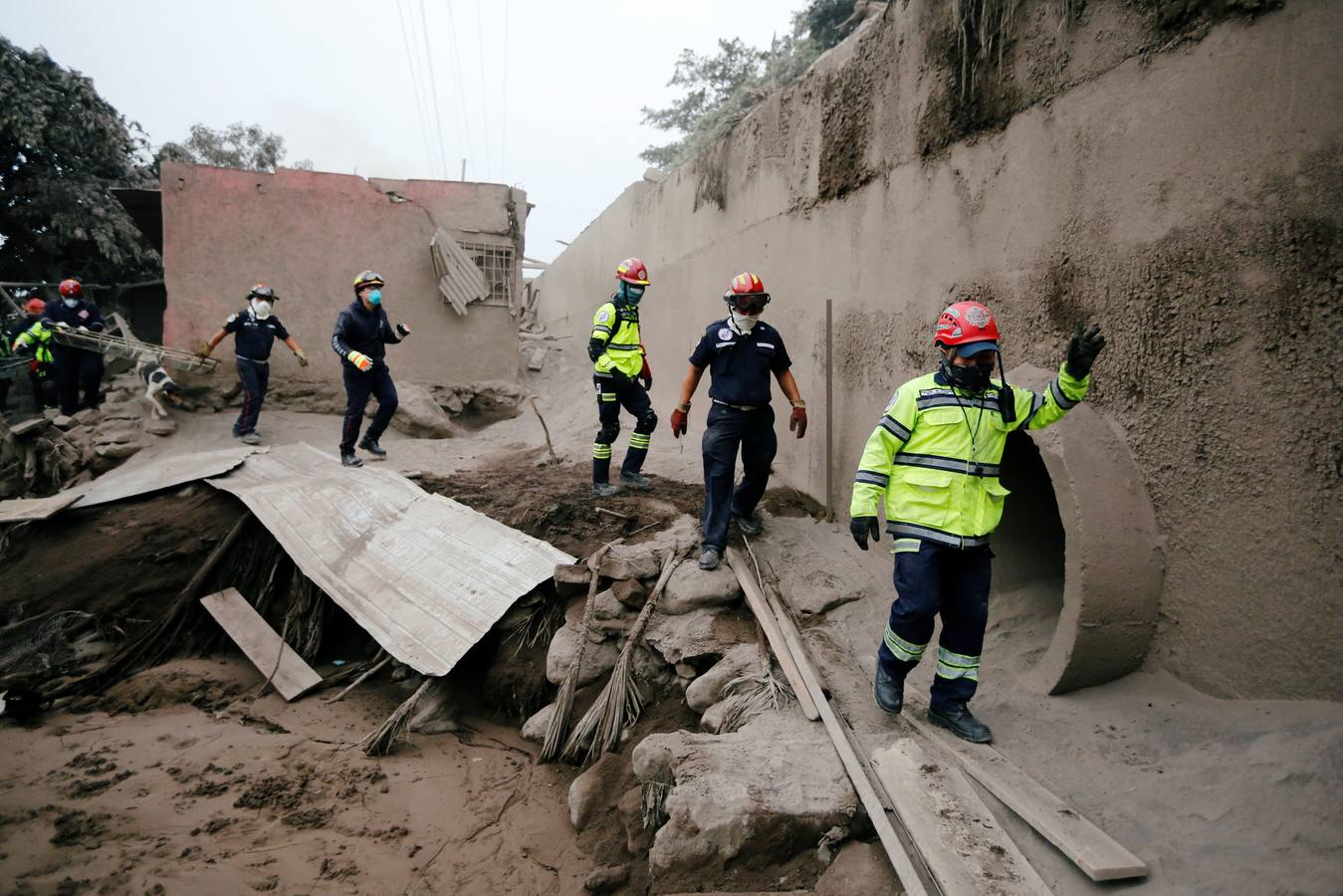 La erupción del volcán de Fuego en Guatemala ha causado al menos una treintena de muertos, aunque la cifra sigue aumentando. Las fuerzas de seguridad y salvamento se han movilizado para salvaguardar a los afectados que se cuentan por miles.