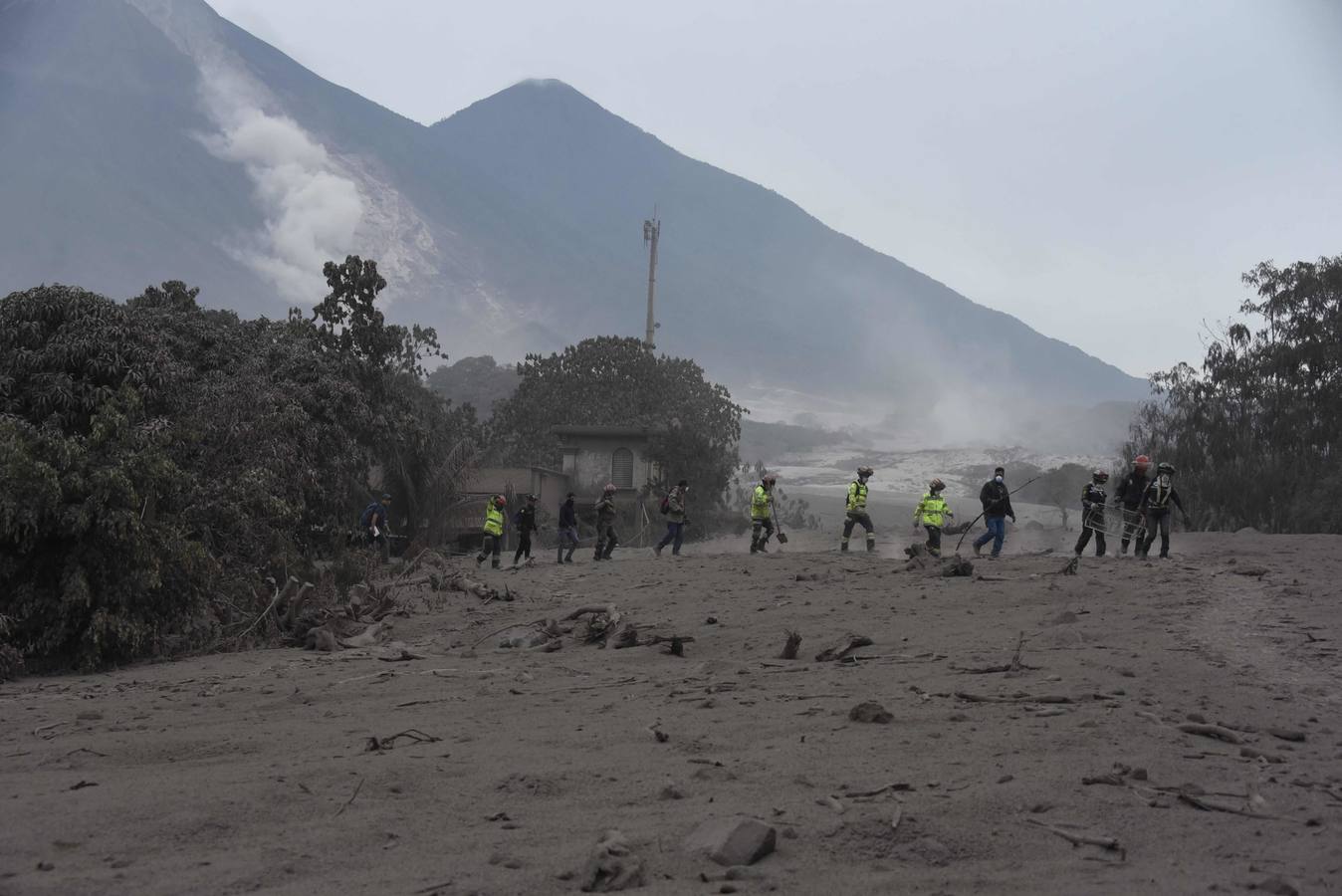 La erupción del volcán de Fuego en Guatemala ha causado al menos una treintena de muertos, aunque la cifra sigue aumentando. Las fuerzas de seguridad y salvamento se han movilizado para salvaguardar a los afectados que se cuentan por miles.